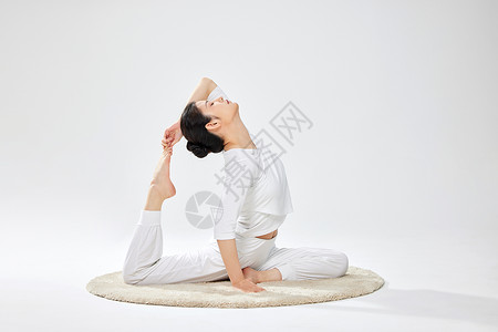 圆垫做禅意瑜伽的女性背景