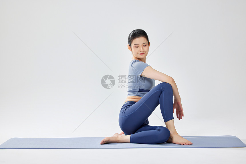 青年女性瑜伽运动图片
