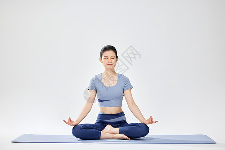 年轻女性瑜伽运动冥想图片