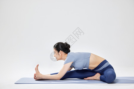 女青年瑜伽锻炼动作图片
