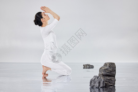 禅意水面上做瑜伽的女性图片
