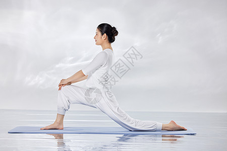 女性禅意瑜伽水面图片
