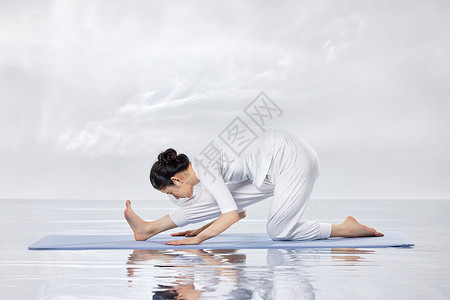 女性禅意瑜伽水面倒影图片