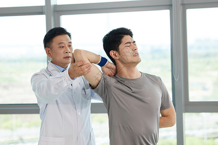 韧带医生指导病人复健锻炼背景