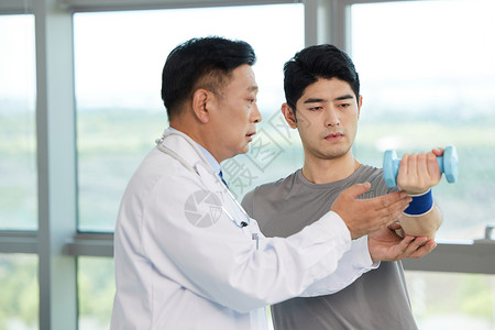 男医生指导病人做手部复健高清图片