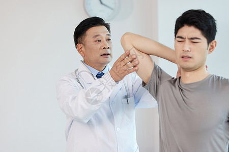 韧带拉伤医生指导病人做运动复健背景