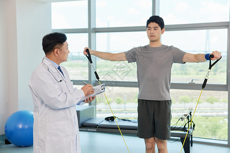 韧带劳损医生指导病人做运动复健背景