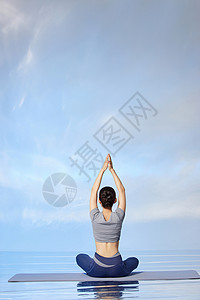 女性禅意瑜伽水面背影高清图片