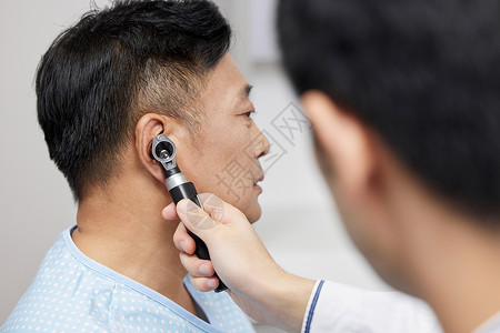 医生帮中年男性检查耳朵图片