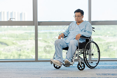 老人坐在轮椅上表情难过图片