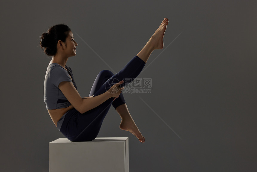 做瑜伽锻炼的女性图片