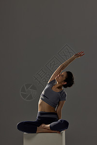 做瑜伽伸展运动的女性图片