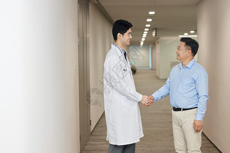医生与病人交谈握手图片