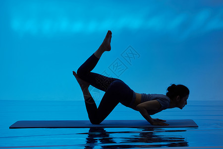 水中瑜伽女性瑜伽剪影背景