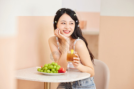 女性度假室内休闲喝果汁背景图片