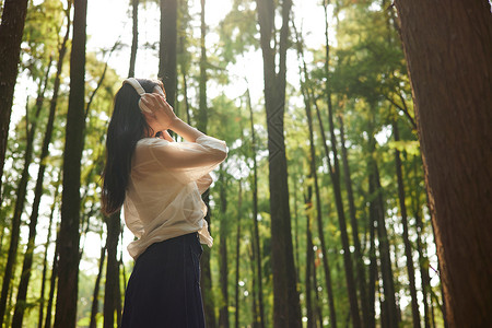 青年美女森林休闲散步背景图片