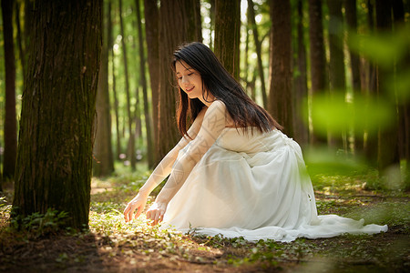 文艺青年美女森林休闲散步背景图片