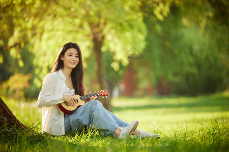 美女秋日室外郊游弹吉他背景图片