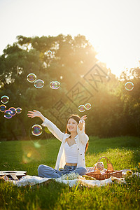 秋日野餐玩泡泡的美女高清图片