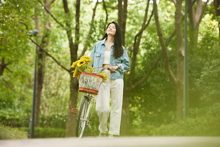 初秋户外骑行的青年女性图片