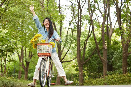 青年活力女性初秋户外骑行图片