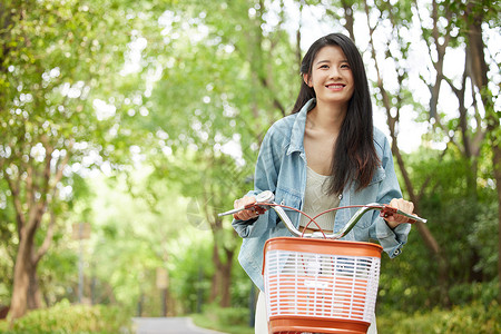 青年美女初秋户外骑行高清图片