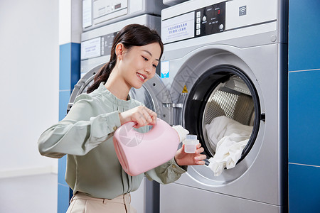 洗衣服添加洗衣液的女性背景图片