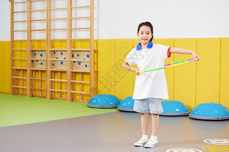 转呼啦圈的小女孩背景图片