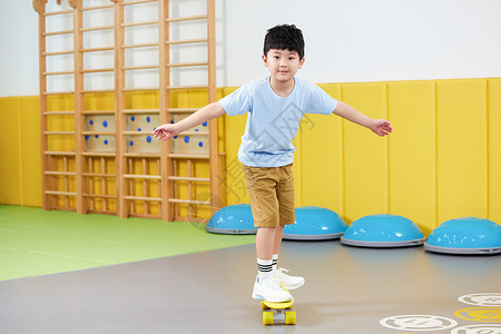 玩滑板的可爱小男孩高清图片