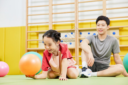 室内玩球的小女孩图片