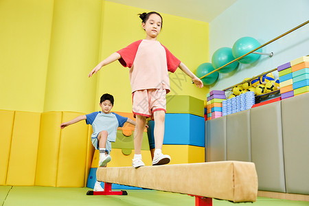 奥运平衡木可爱儿童素质训练练习平衡木背景