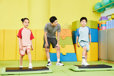 带绿帽子的男孩专业教练带儿童进行体能训练背景