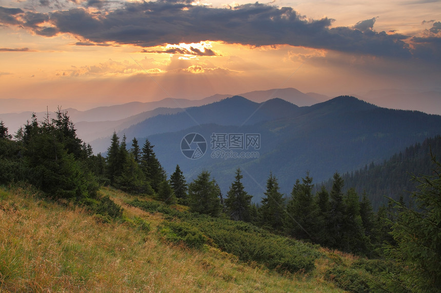 风景与山在早晨天空与云彩图片