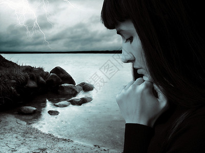 暴雨和湖边的悲伤女孩图片