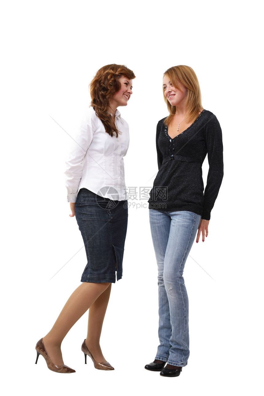 两个女孩站着说话图片