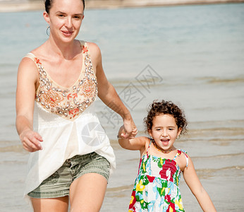 母亲在沙滩上牵着图片