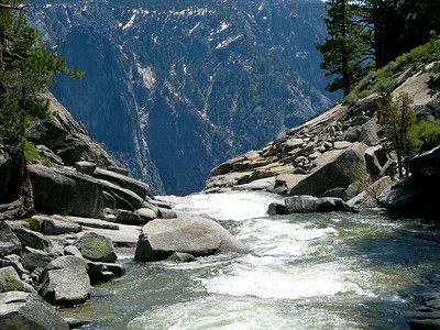 优胜美地瀑布顶部的湍急河流在下降前图片