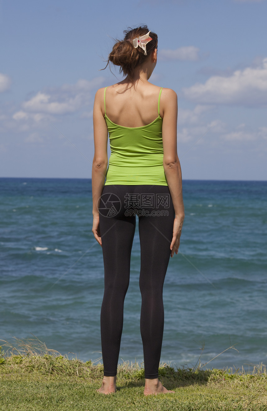 在沙滩上看远方的健身女人图片