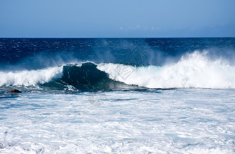 撞击波浪和冲浪在夏威图片