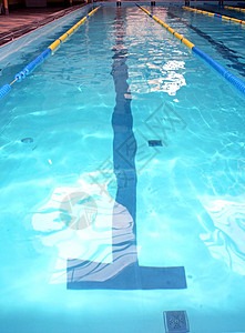 清澈的蓝色游泳池水图片