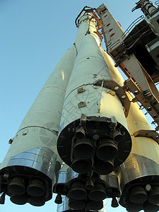 蓝天背景下基座上的美丽火箭背景图片