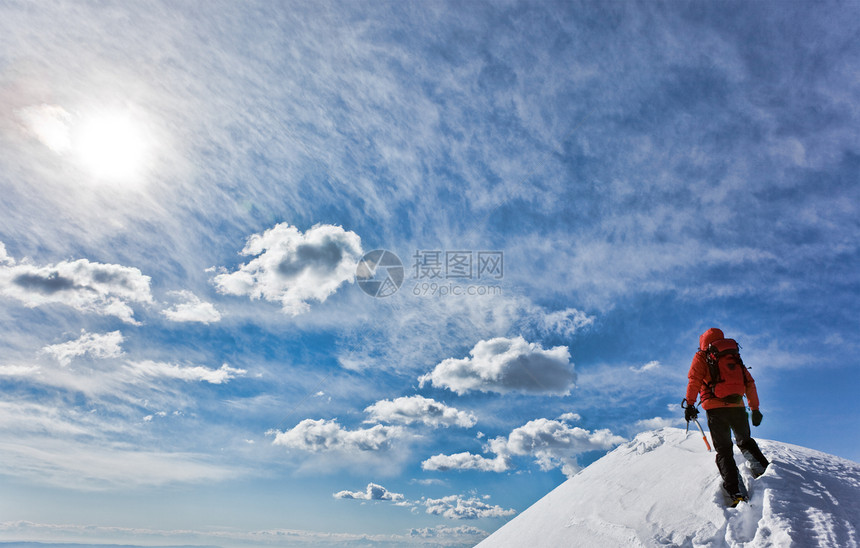 登山者到达雪峰顶部HDR版本图片