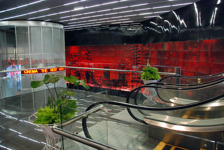 通往曼谷多电影院入口的自动扶梯图片