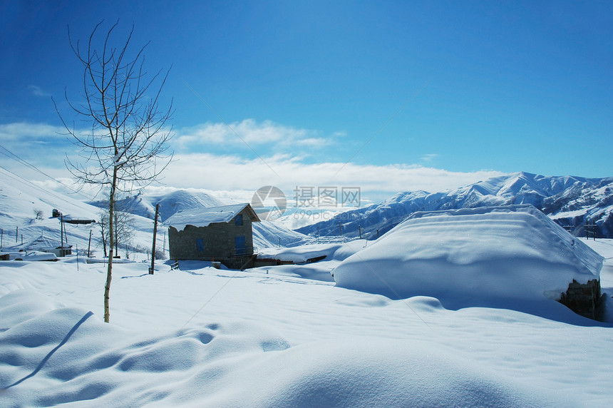 冬季下雪的房屋和山丘格鲁吉亚G图片