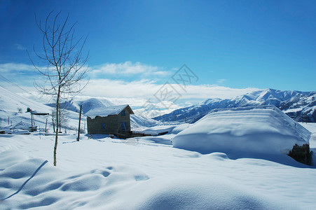 冬季下雪的房屋和山丘格鲁吉亚G图片