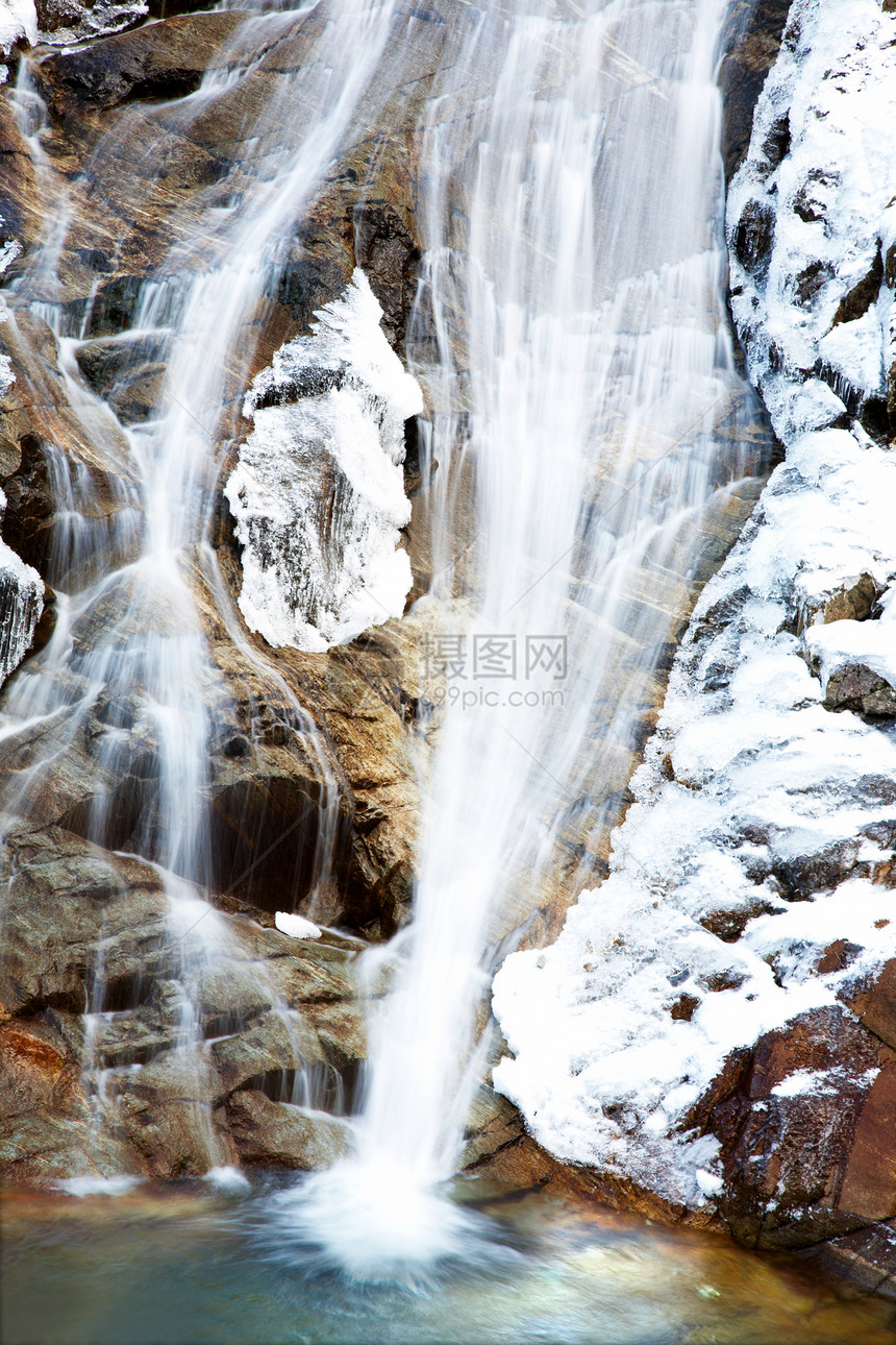 山峰冻结的瀑冬季图片