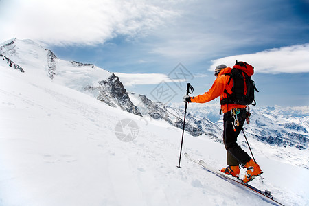 位于大Verra冰川的LoneAlpineTouring滑雪机上图片