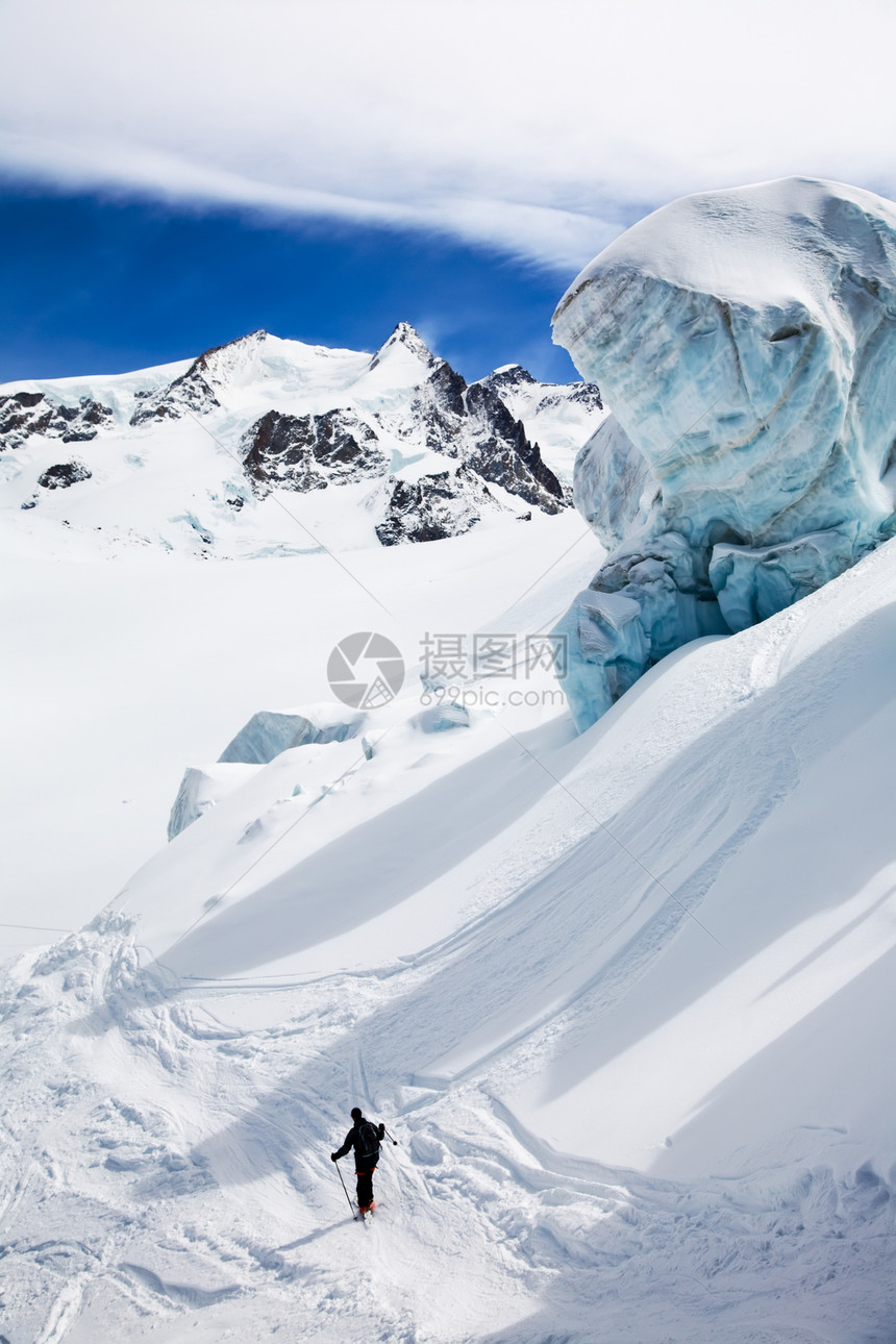 在Schwarztor冰川的搭乘者滑雪车图片