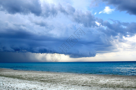 沙滩上暴风雨的暴风天气图片