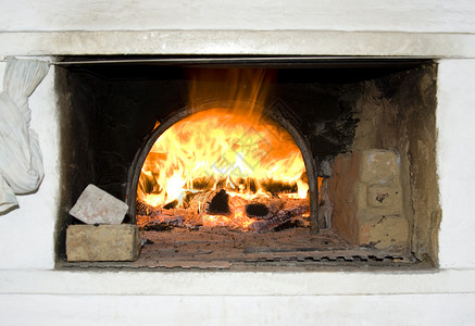 在烤炉里燃烧的火图片